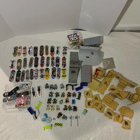 TECH DECK DUDES ACTION FIGURES & SKATEBOARDS & Skate Deck/ramp 32 Decks 22 Dudes